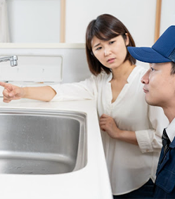 トラブルを訴える主婦の女性