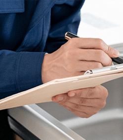 見積もりをする作業員の男性