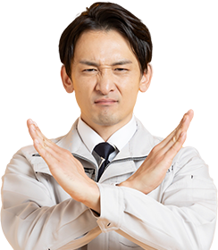 手で罰を作る作業服の男性