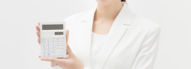 電卓を示す女性